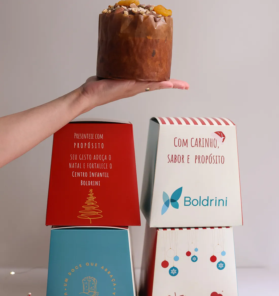 Kits de fim de ano da Tulipani em caixas personalizadas para a ação de Natal do Boldrini, com panetone artesanal ao alto